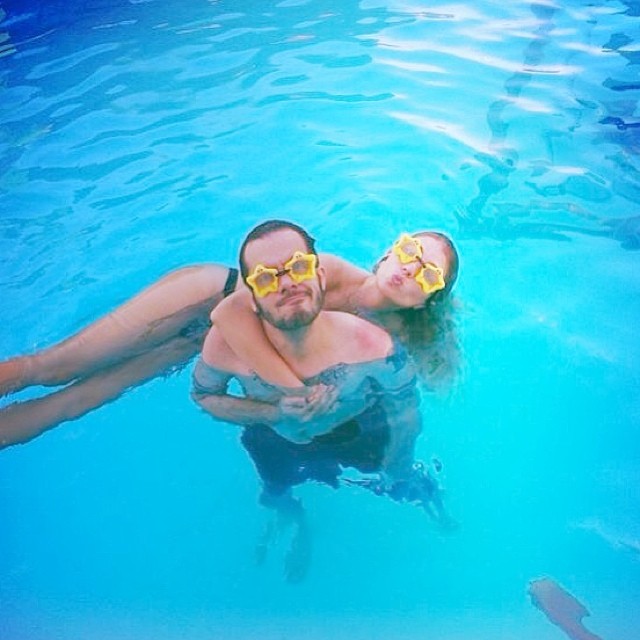 Max Porto curte piscina de hotel com a namorada