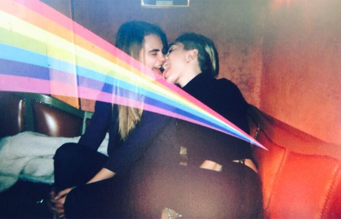 Miley Cyrus beija Cara Delevingne de língua em foto