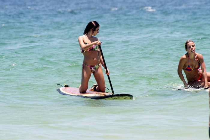 Isis Valverde pratica stand up paddle em praia carioca