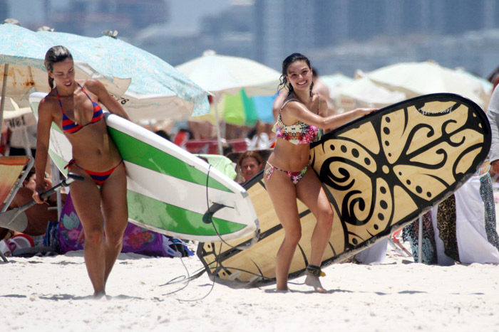 Isis Valverde pratica stand up paddle em praia carioca
