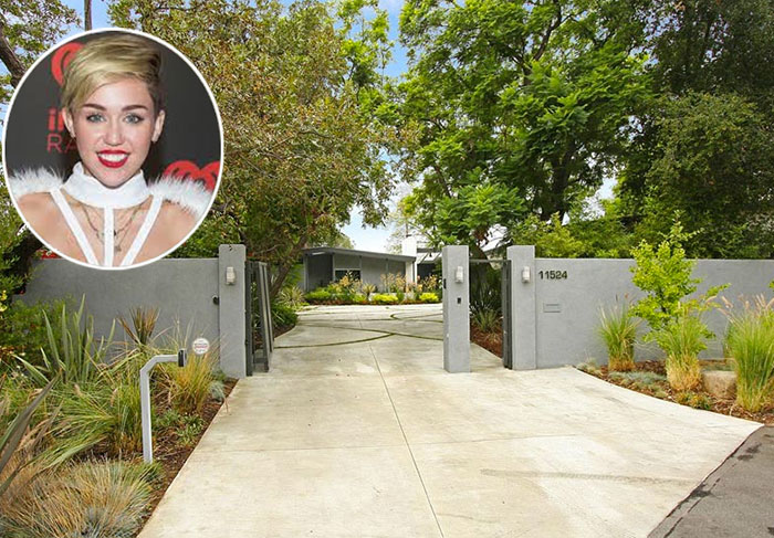 Miley Cyrus atualmente ela vive em uma mansão estilo anos 50, com janelas enormes e uma bela piscina em Studio City, Los Angeles. O imóvel vale cerca de 3,9 milhões de dólares.