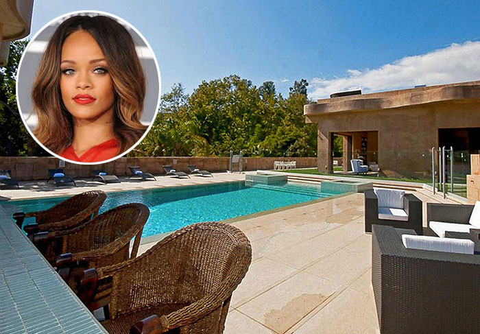 Aos 21 anos Rihanna vive nesta bela mansão moderna, localizada em Pacific Paladise, uma das regiões mais descoladas da Califórnia, onde de pode ver as praias do Pacífico e as montanhas de Malibu.