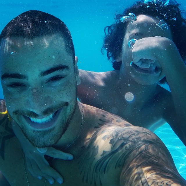 Felipe Titto e o filho curtem piscina juntos