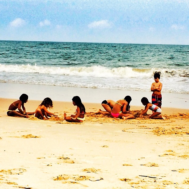 Xanddy e dois amigos do Harmonia do Samba levam os filhos à praia