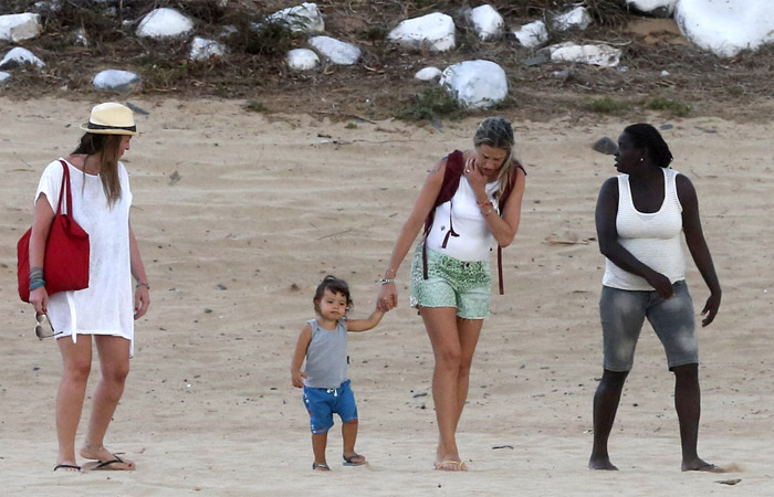 Luana Piovani vai à praia com o filho em Fernando de Noronha