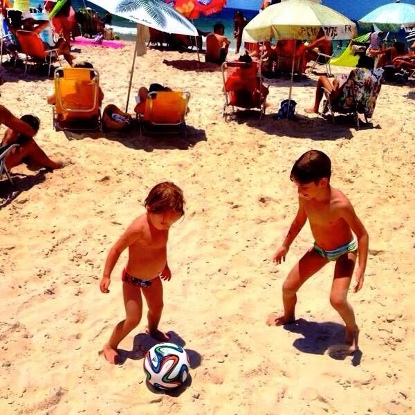 Danielle Winits posta foto dos filhos jogando bola na praia
