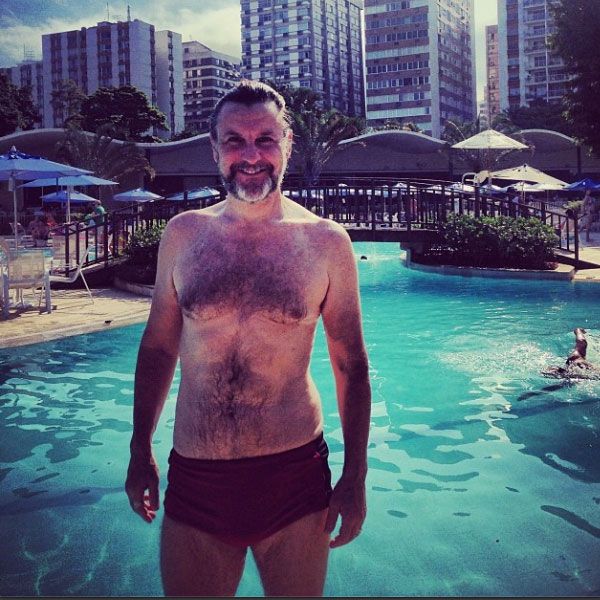 Antonio Calloni se refresca na piscina e diz que se sente um ‘garotão de 52’