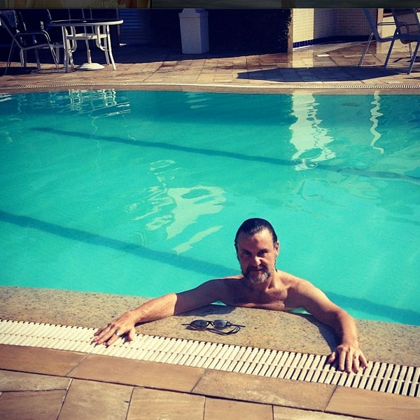 Antonio Calloni se refresca na piscina e diz que se sente um ‘garotão de 52’