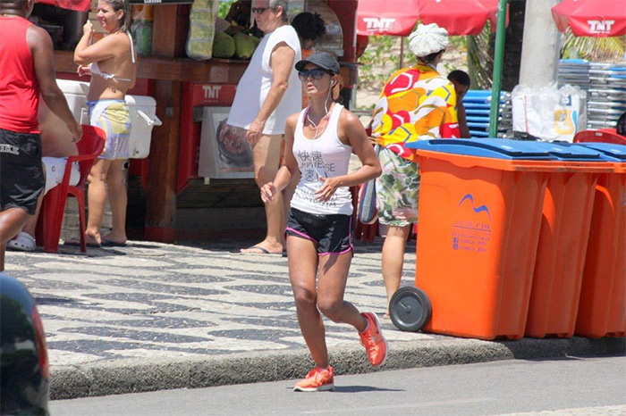 Cheia de charme, Letícia Wiermann passeia pela orla do Rio de Janeiro