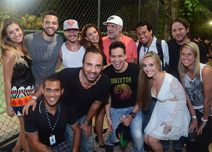 Paloma Bernardi assiste show do namorado, Thiago Martins