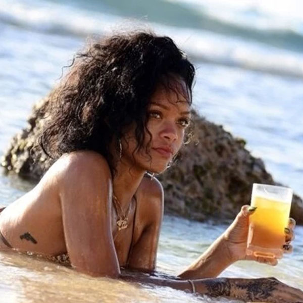 Rihanna curte o verão de biquíni e copinho na mão