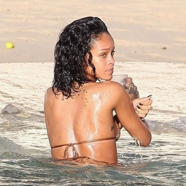 Rihanna curte o verão de biquíni e copinho na mão