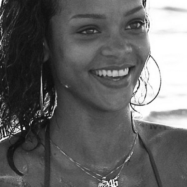 Rihanna curte o verão de biquíni e copinho na mão