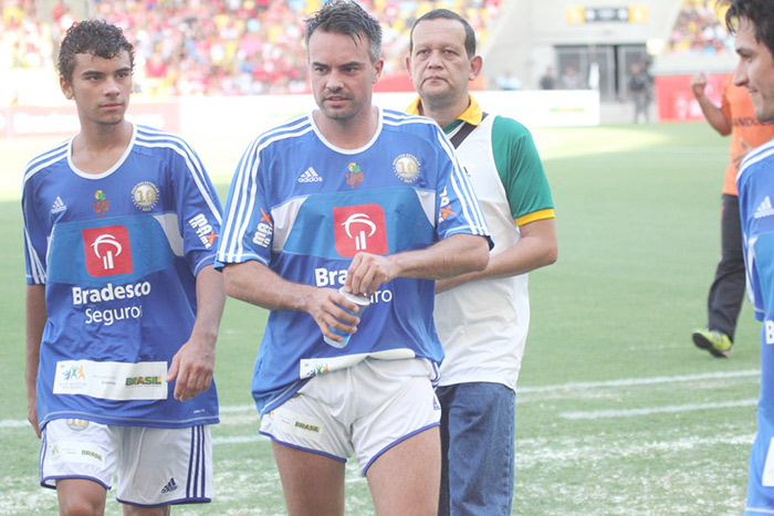 Thiago Martins joga futebol em evento de caridade