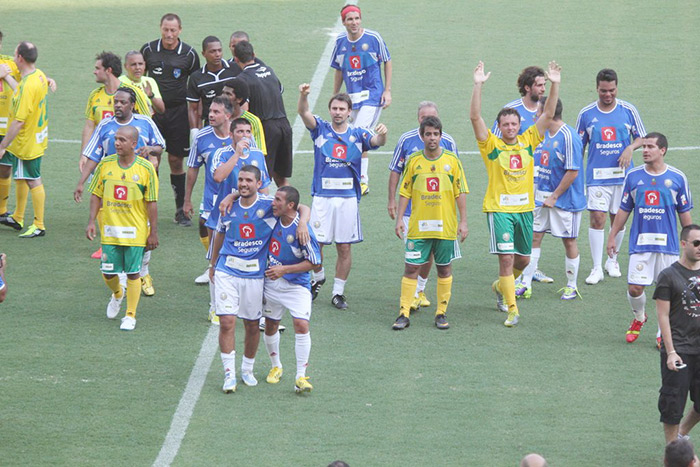 Thiago Martins joga futebol em evento de caridade