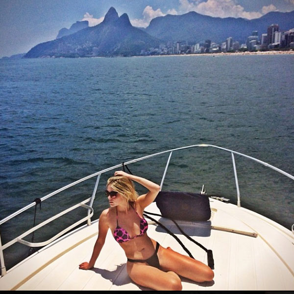 Bárbara Evans passeia de barco por Ipanema e posta fotos