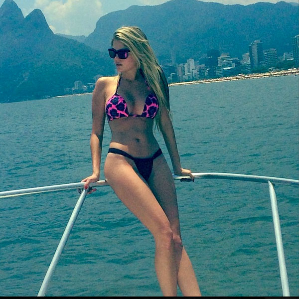 Bárbara Evans passeia de barco por Ipanema e posta fotos