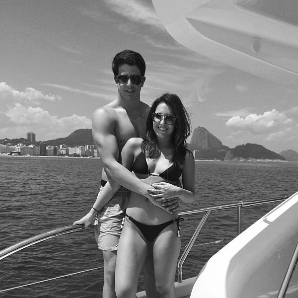 Enzo Celulari passeia de barco com a namorada, Rafaella Rique.