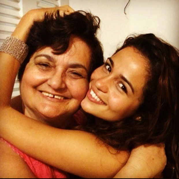 Nanda Costa homenageia a avó nas redes sociais