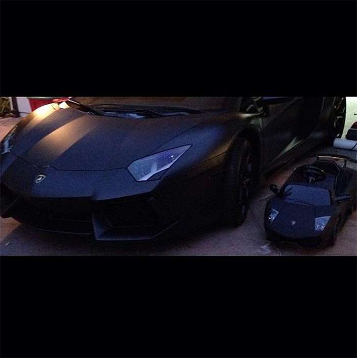  Filha de Kim Kardashian e Kanye West ganha um Lamborghini 
