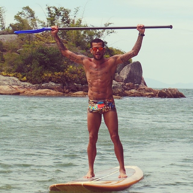 Daniel Alves mostra corpo sarado enquanto pratida stand up paddle