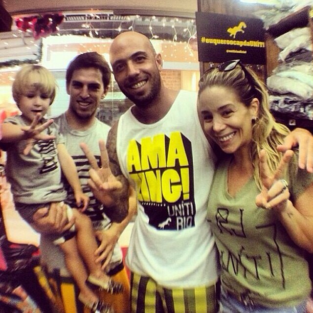 Danielle Winits e o namorado fazem compras em shopping com Guy