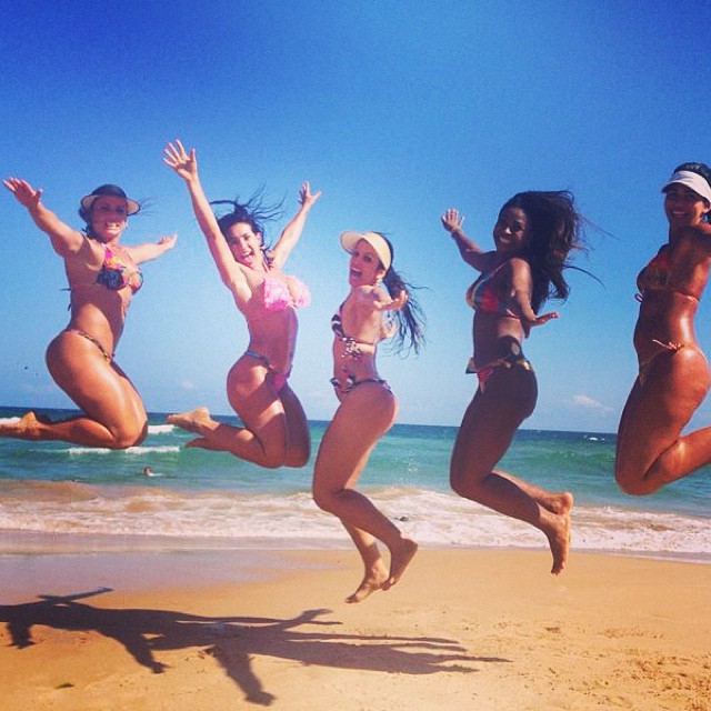 Scheila Carvalho dá adeus a 2013 na praia com as amigas