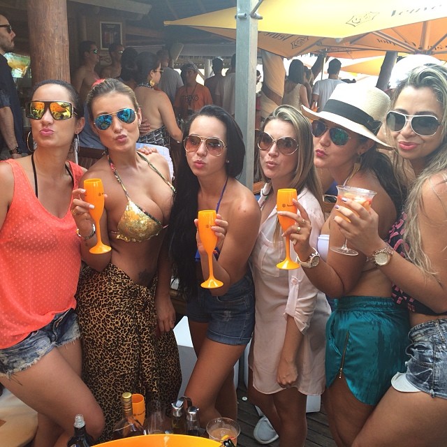 Andressa Urach curte praia do Jurerê Internacional com amigas