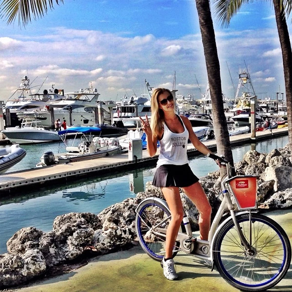 Roberto Justus posta foto da namorada com sua bicicleta, em Miami