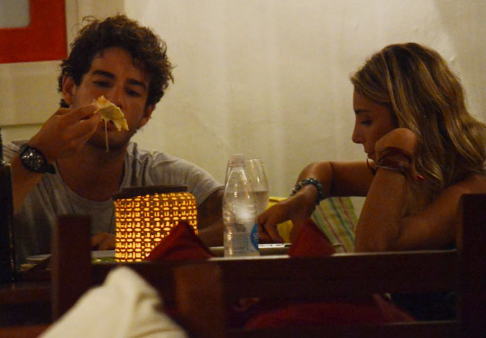 Alexandre Pato e a namorada curtem jantar romântico na Bahia