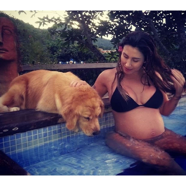 Prestes a dar à luz, Jaque Khury curte piscina com sua mascote