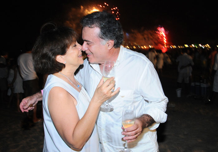 Tony Ramos vira o ano trocando beijos com a esposa