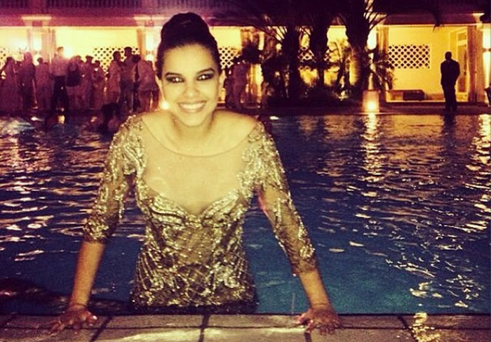 Mariana Rios se jogou na piscina na festa de Réveillon