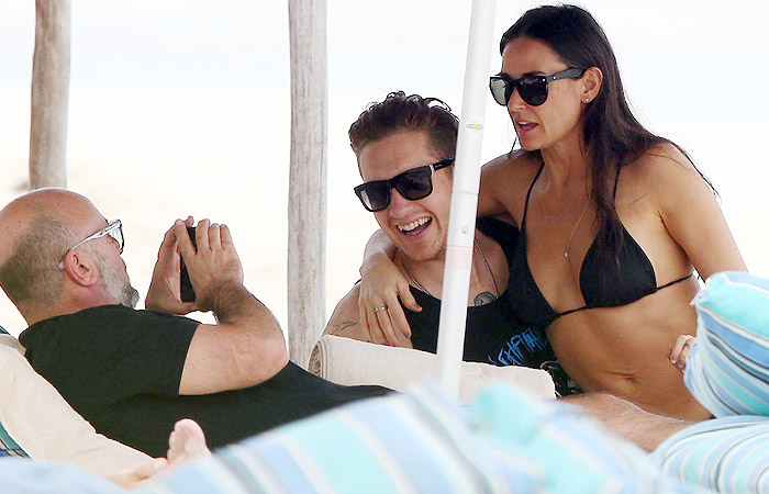 Em forma, Demi Moore curte novo namorado em praia do México