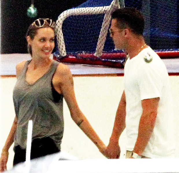 Angelina Jolie e Brad Pitt andam de mãos dadas em pista de patinação