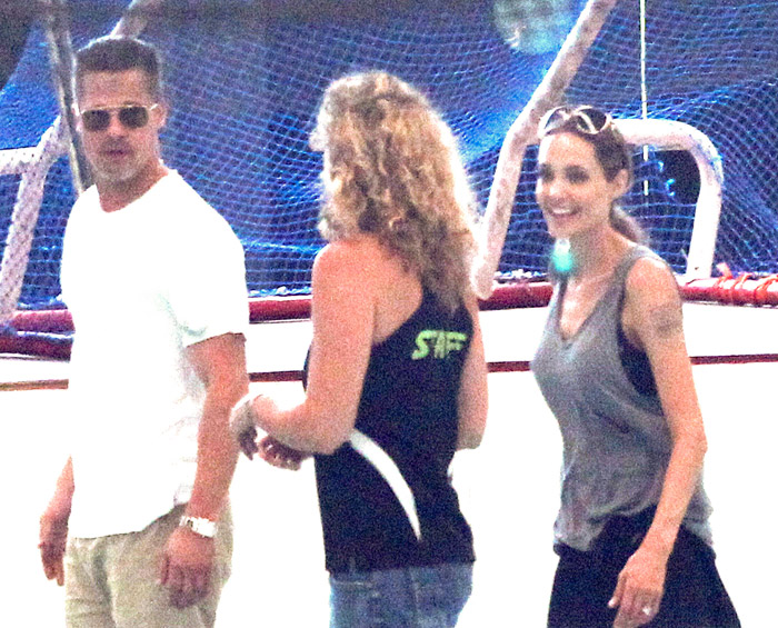 Angelina Jolie e Brad Pitt andam de mãos dadas em pista de patinação