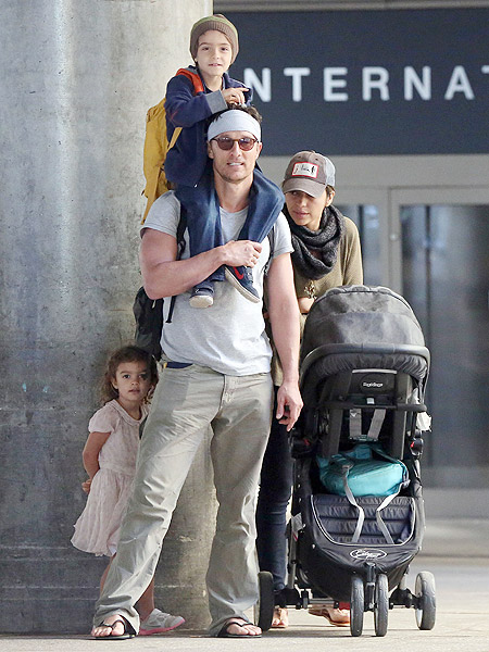 Após férias no Brasil, Matthew McConaughey e família voltam a Los Angels