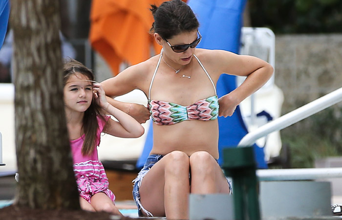  Katie Holmes aproveita piscina de hotel em Miami com Suri
