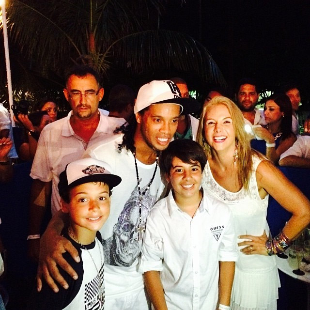 Ronaldinho Gaúcho passa o Réveillon com a família de Carla Perez