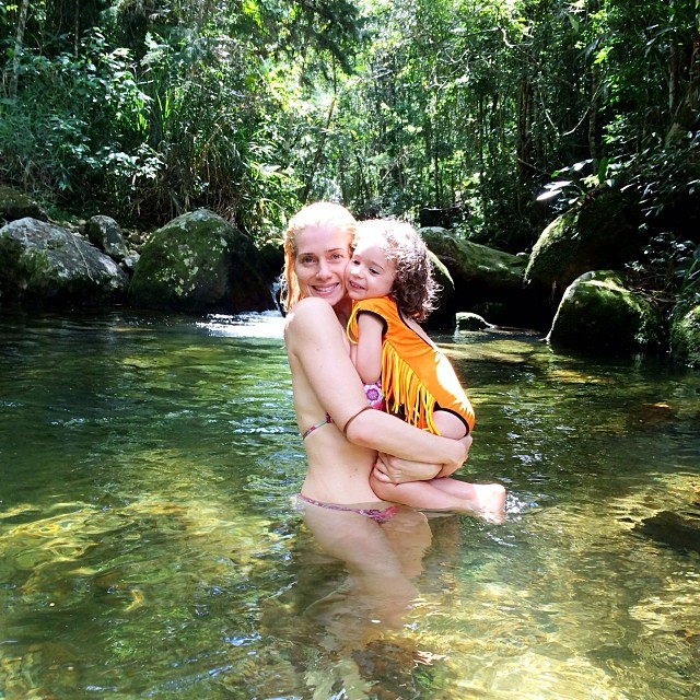 Letícia Spiller curte banho de cachoeira com a filha
