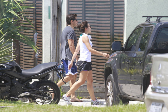 Juliana Knust e o marido deixam academia na Barra da Tijuca