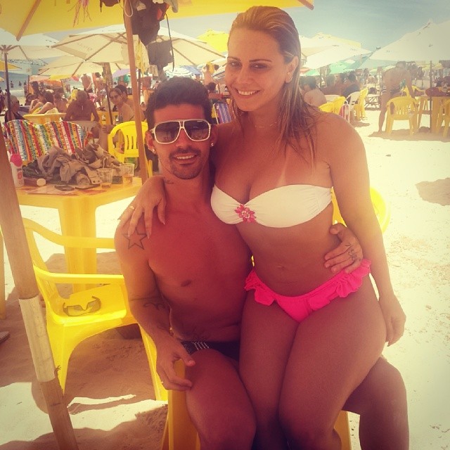 Viviane Araújo curte praia em Búzios com o noivo