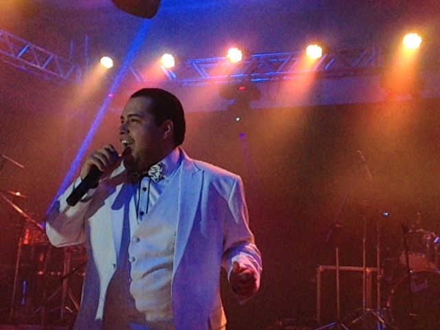 Tiago Abravanel canta em festa de Réveillon em Campinas