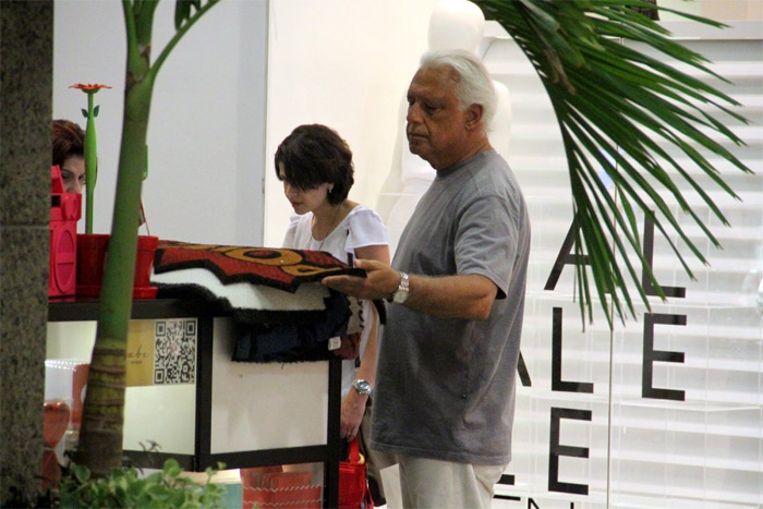 Antônio Fagundes faz compras em shopping do Rio