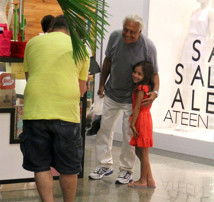 Antônio Fagundes faz compras em shopping do Rio