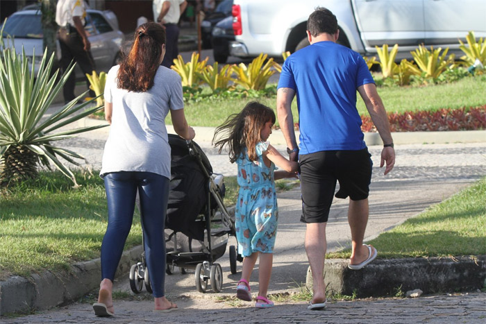Cássia Linhares passeia com a família, na Barra