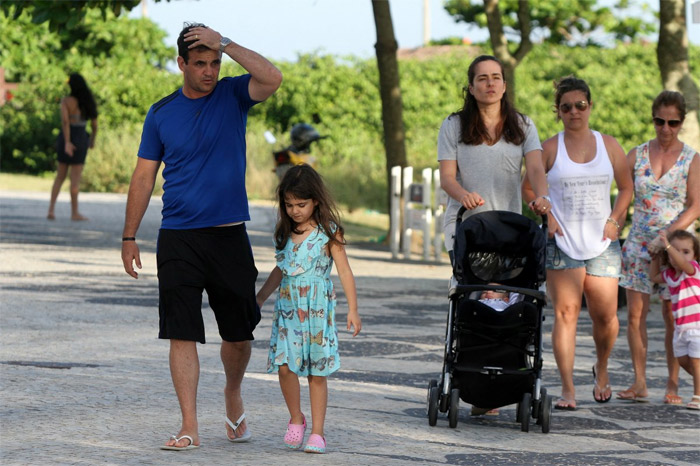 Cássia Linhares passeia com a família, na Barra