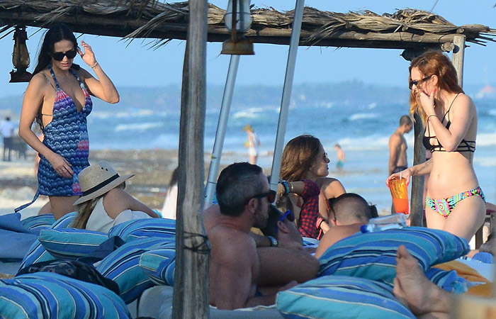 Demi Moore namora dentro do mar de Tulum