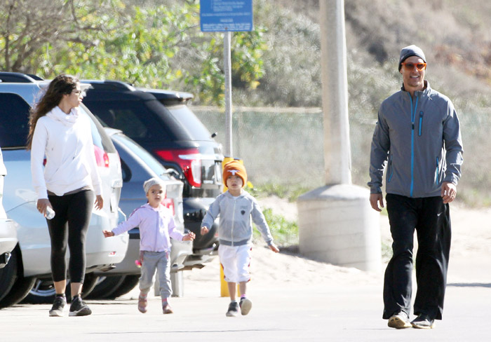 Matthew Mcconaughey e Camila Alves fazem cooper com os filhos