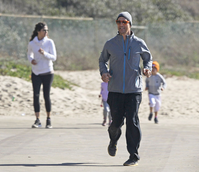 Matthew Mcconaughey e Camila Alves fazem cooper com os filhos